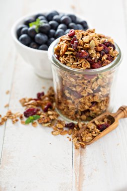 bir cam kavanoz içinde ev yapımı granola