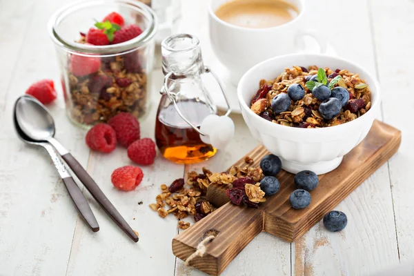 Granola caseira com bagas para o café da manhã — Fotografia de Stock