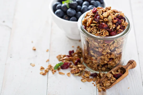 Granola caseira em um frasco de vidro — Fotografia de Stock