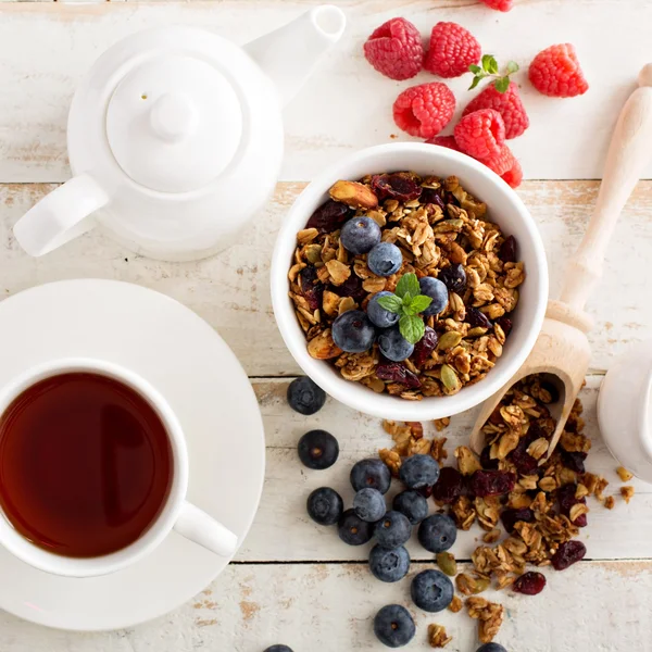 Домашняя гранола с ягодами на завтрак — стоковое фото