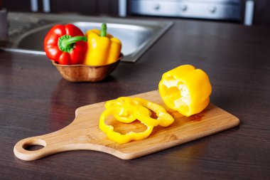 Tahtada sarı dolma biber