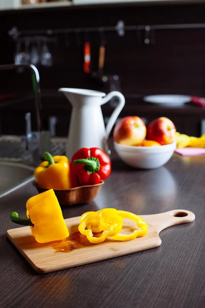 Pimiento amarillo sobre tabla de cortar — Foto de Stock