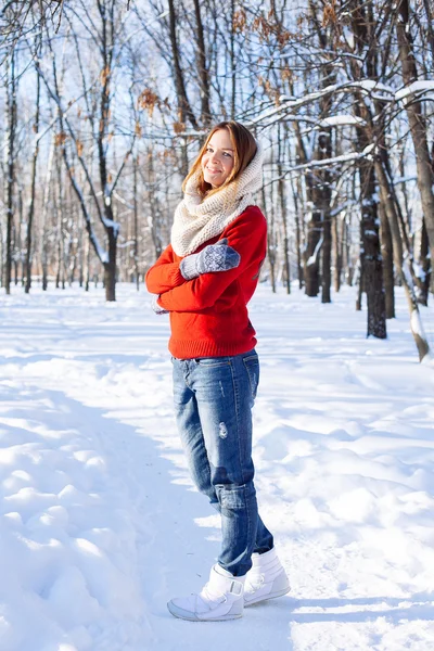 Schönes Winterporträt einer jungen Frau im roten Pullover — Stockfoto