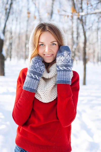 Schönes Winterporträt einer jungen Frau im roten Pullover — Stockfoto