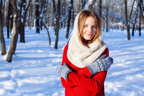 Красивый зимний портрет молодой женщины в красном свитере — стоковое фото