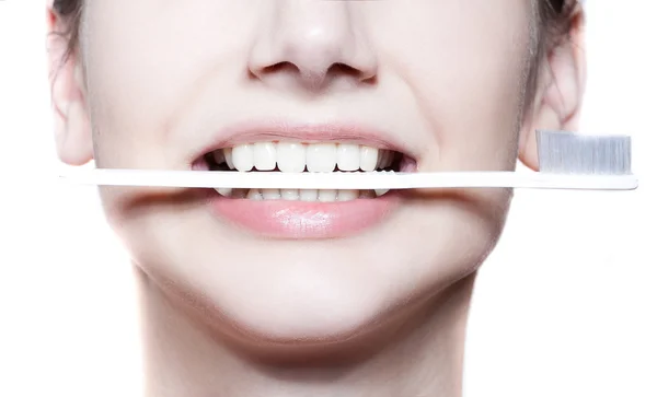Hermosa mujer con cepillo de dientes. Cuidado dental — Foto de Stock