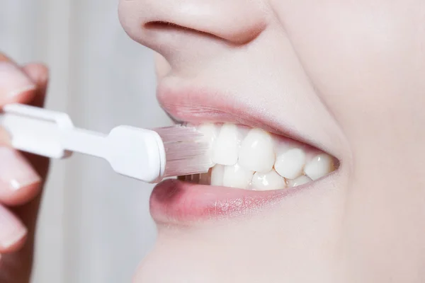 Beautiful woman with toothbrush. Dental care — Stock Photo, Image