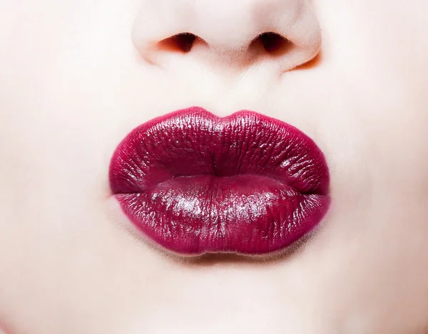Close-up retrato de lábios vermelhos escuros da mulher — Fotografia de Stock