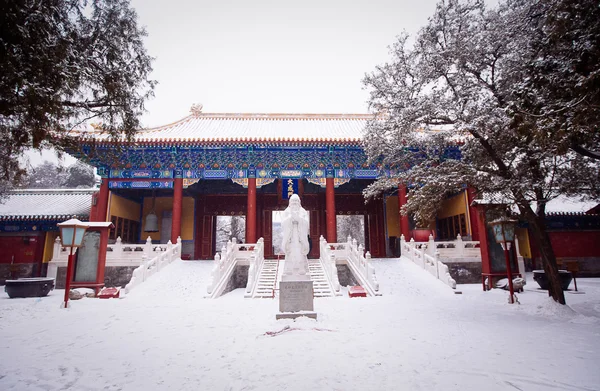 Konfucius Temple i Beijing. Vintertid . – stockfoto