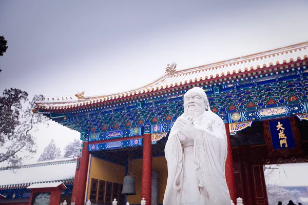 Konfucius chrám v Pekingu. Zimní čas. — Stock fotografie