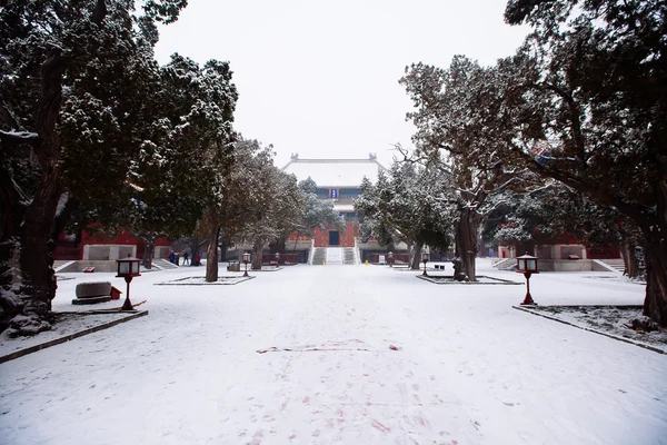 Templo Confucio en Pekín. Tiempo de invierno . — Foto de Stock
