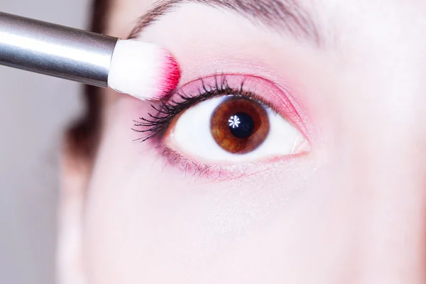 Maquiagem dos olhos. Mulher aplicando pó de sombra rosa — Fotografia de Stock