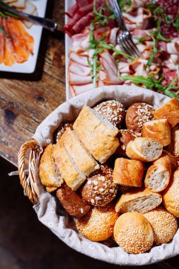 Ekmek sepeti Ziyafet masada
