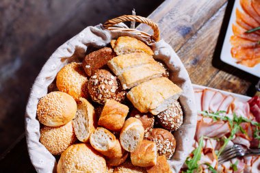 Ekmek sepeti Ziyafet masada