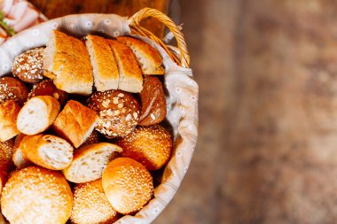 Ekmek sepeti Ziyafet masada