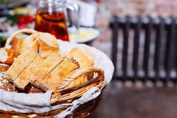 Pão na cesta na mesa do banquete — Fotografia de Stock