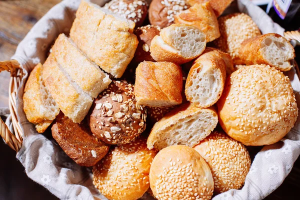 Pão na cesta na mesa do banquete — Fotografia de Stock