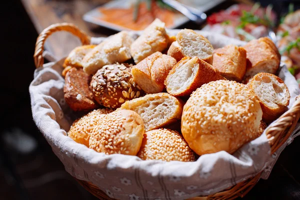 Ekmek sepeti Ziyafet masada