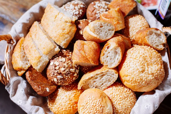 Pão na cesta na mesa do banquete — Fotografia de Stock