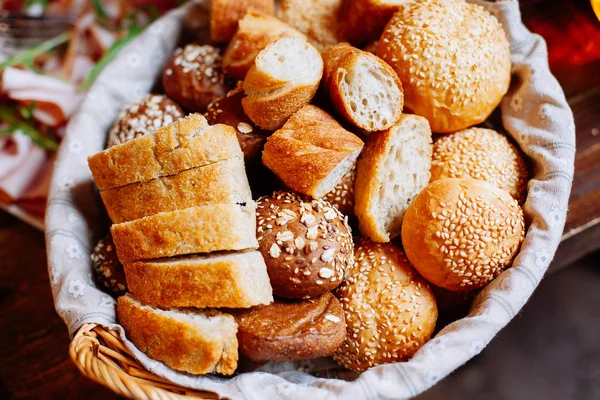 Ekmek sepeti Ziyafet masada