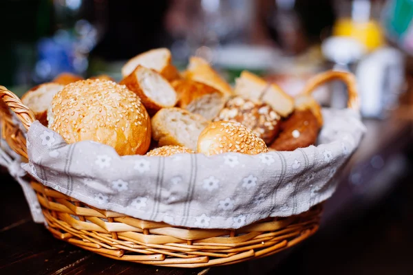 Pão na cesta na mesa do banquete — Fotografia de Stock