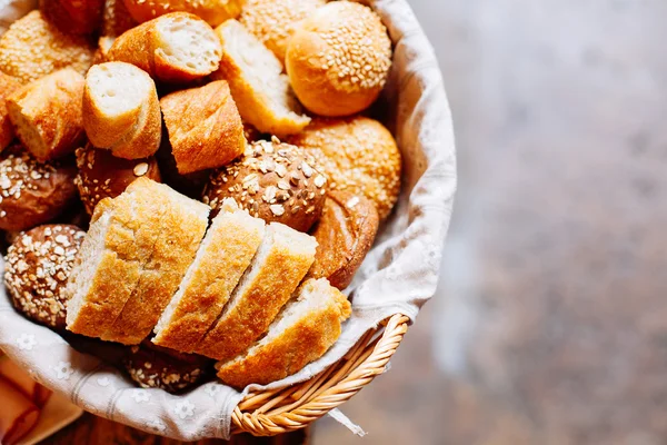 Chleb w koszyku na stole bankietowym — Zdjęcie stockowe