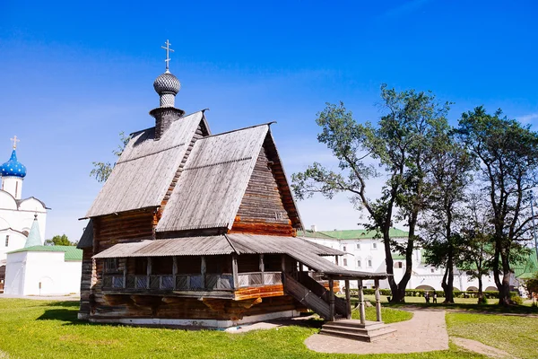 Вид на деревянную церковь Святого Николая в древнем Суздальском кремле . — стоковое фото