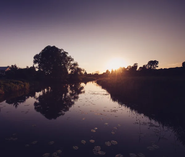 Západ slunce na řece. Večer byl velmi tichý a teplý. Su — Stock fotografie