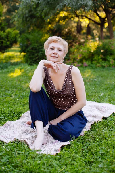 Retrato de mujer de mediana edad sonriendo en el parque — Foto de Stock