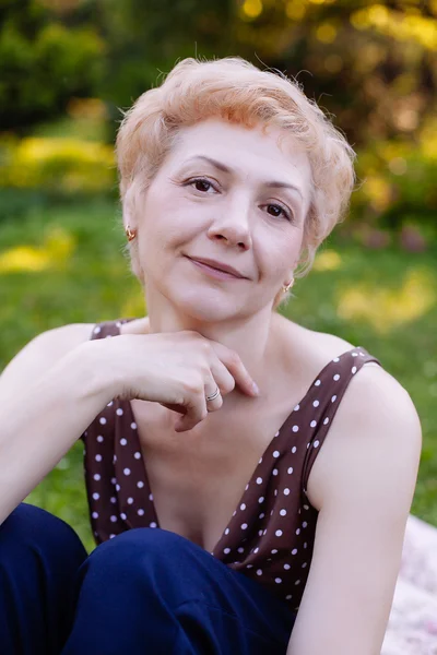 Retrato de mulher de meia-idade sorrindo no parque — Fotografia de Stock