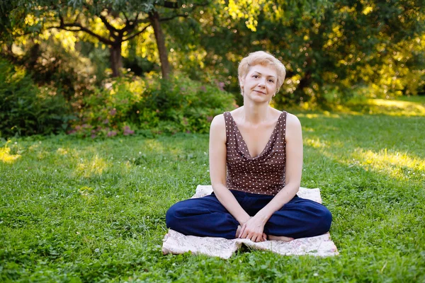 Retrato de mulher de meia-idade sorrindo no parque — Fotografia de Stock