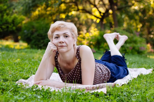 Retrato de mujer de mediana edad sonriendo en el parque — Foto de Stock