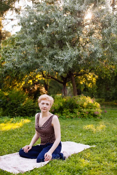 Portret Kobieta w średnim wieku uśmiechający się w parku — Zdjęcie stockowe