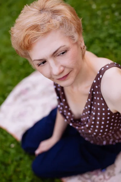 Πορτρέτο της μέσης ηλικίας γυναίκα, που χαμογελά στο πάρκο — Φωτογραφία Αρχείου