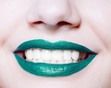Kadının dudakları parlak yeşil ruj ile
