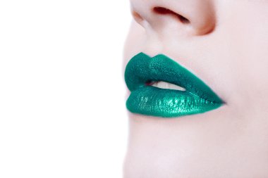 Kadının dudakları parlak yeşil ruj ile