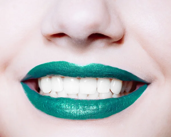 Labbra donna con rossetto verde lucido — Foto Stock