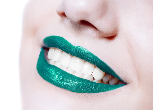 Vrouw lippen met glanzende groene lippenstift — Stockfoto