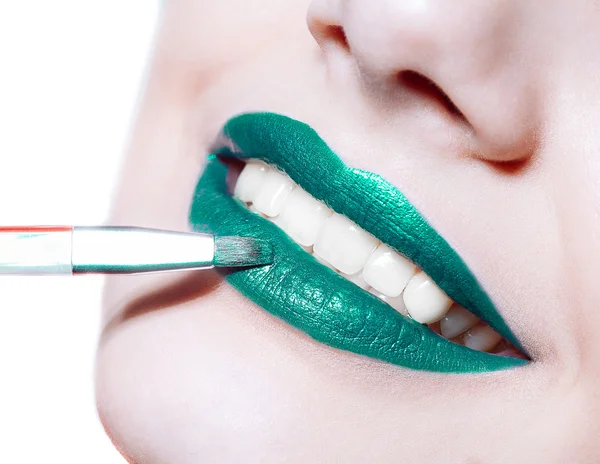 Vrouw lippen met glanzende groene lippenstift — Stockfoto