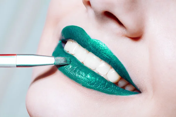 Vrouw lippen met glanzende groene lippenstift — Stockfoto