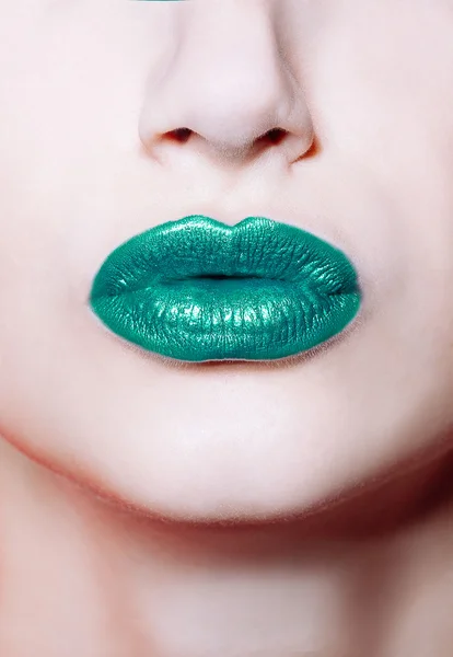 Nő száját fényes zöld rúzs — Stock Fotó
