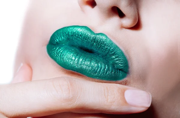 Labios de mujer con lápiz labial verde brillante —  Fotos de Stock