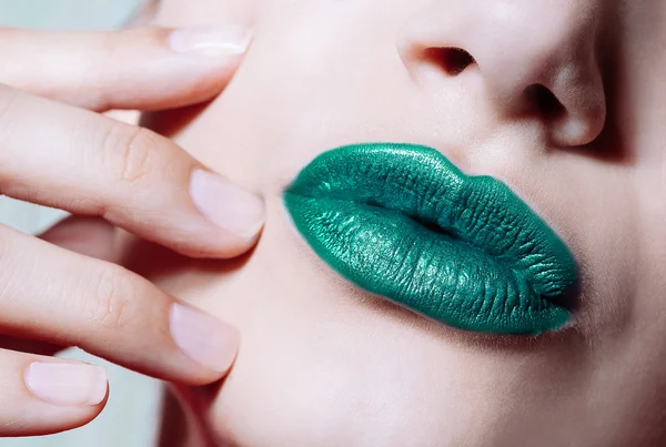 Labios de mujer con lápiz labial verde brillante —  Fotos de Stock