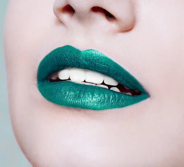 女人与光泽的绿色口红的嘴唇 — 图库照片