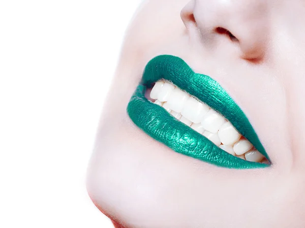 Frauenlippen mit glänzendem grünen Lippenstift — Stockfoto