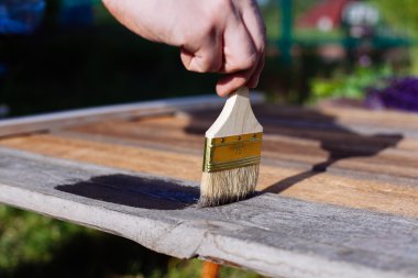 Boya fırçası ahşap masa kullanım için ev dekore edilmiştir. House renova