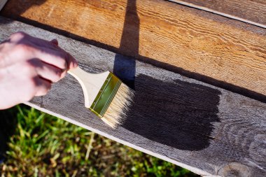 Boya fırçası ahşap masa kullanım için ev dekore edilmiştir. House renova