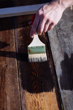 Boya fırçası ahşap masa kullanım için ev dekore edilmiştir. House renova