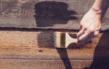 Boya fırçası ahşap masa kullanım için ev dekore edilmiştir. House renova
