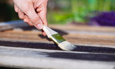 Boya fırçası ahşap masa kullanım için ev dekore edilmiştir. House renova